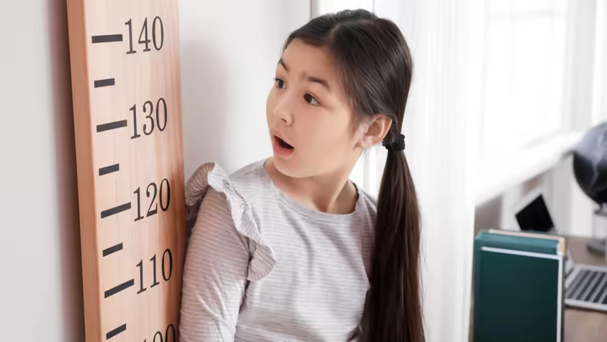 Trẻ đang được theo dõi chiều cao trong giai đoạn dậy thì
