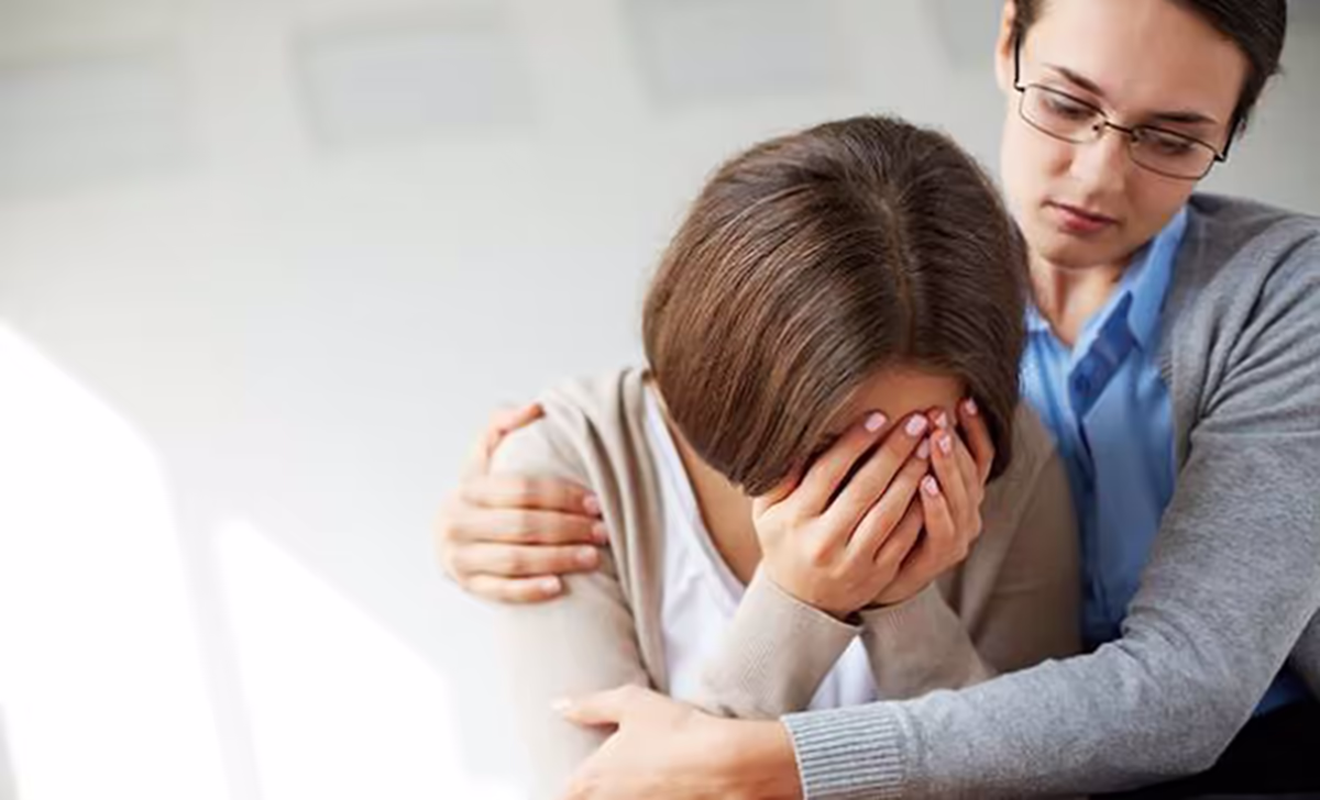 Người bệnh lo lắng quá mức về sức khỏe được người thân hỗ trợ