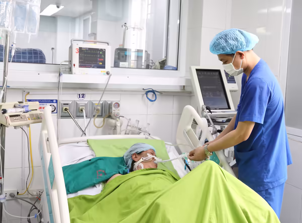 Người bệnh sốc nhiệt được cấp cứu và hỗ trợ hô hấp tại bệnh viện