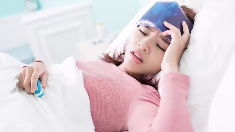 Người bệnh sốt cao, đau đầu và chườm mát tại nhà