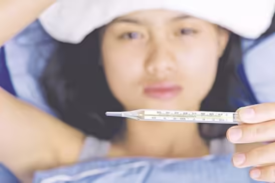 Người bệnh đo thân nhiệt khi sốt chưa rõ nguyên nhân
