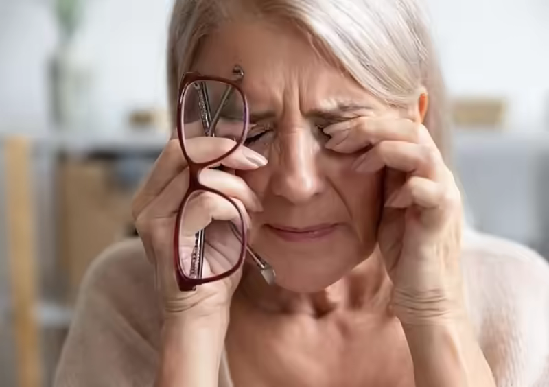 Người lớn tuổi nheo mắt và khó nhìn do suy giảm thị lực