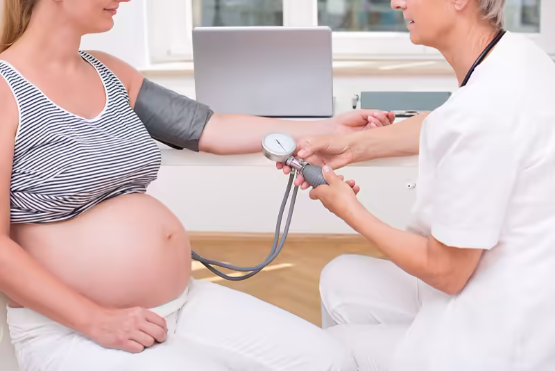 Thai phụ được bác sĩ đo huyết áp trong thai kỳ