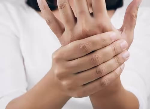 Người bệnh xoa bàn tay khi có cảm giác tê bì
