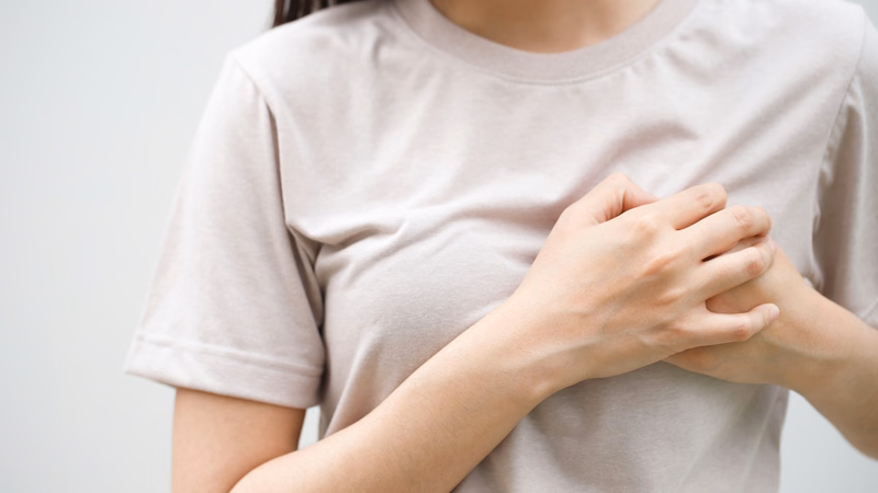 Bác sĩ chuyên khoa tim mạch kiểm tra nhịp tim và tư vấn cho người bệnh trẻ tuổi