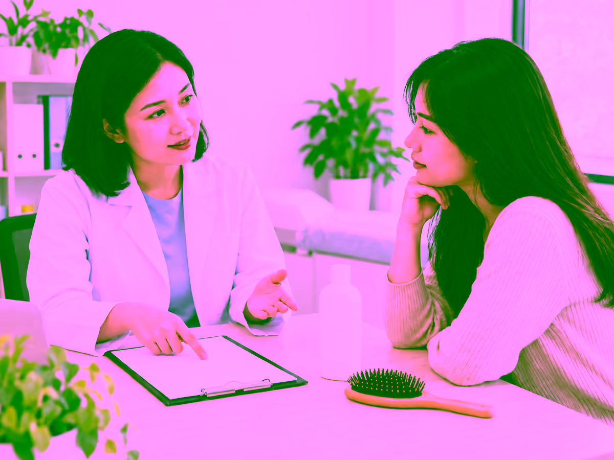 Bác sĩ da liễu tư vấn tình trạng rụng tóc