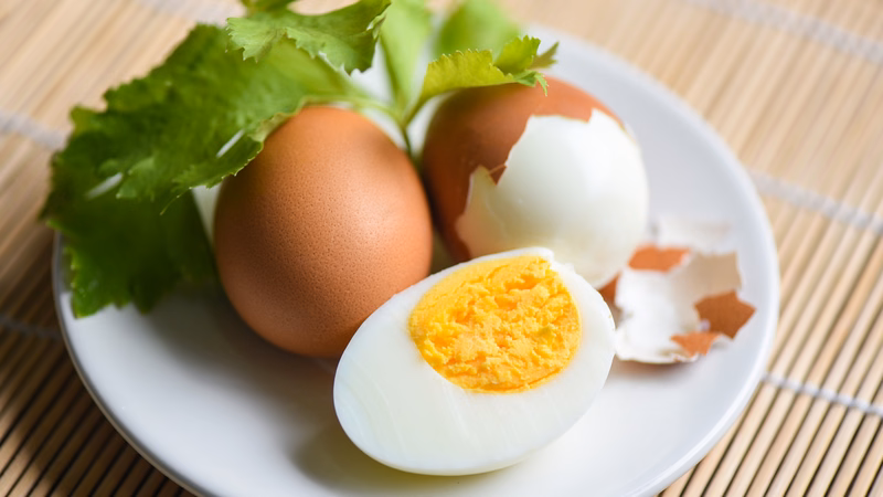 Chế độ ăn cân bằng dinh dưỡng kết hợp trứng và rau xanh giúp vết mổ mau lành