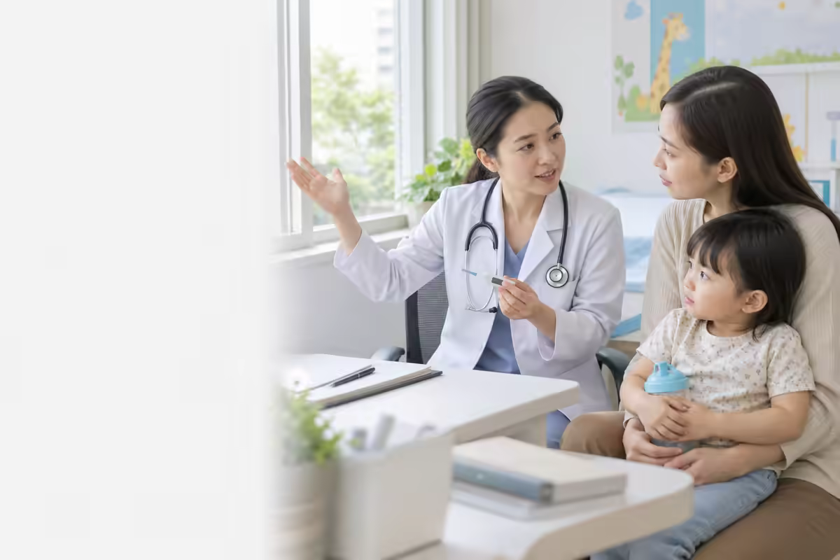 Bác sĩ nhi tư vấn chăm sóc trẻ sốt phát ban và việc ra gió