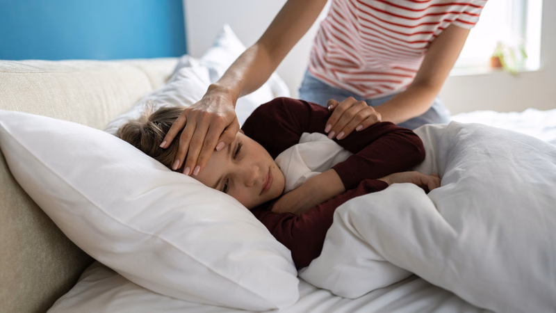Chăm sóc hạ sốt và bù nước đúng cách cho người bệnh sốt xuất huyết tại nhà