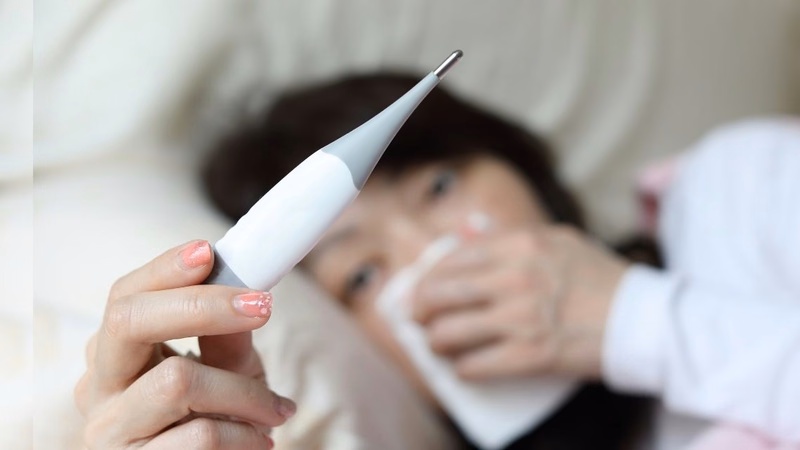 Bác sĩ khám và theo dõi chỉ số tiểu cầu cho người bệnh sốt xuất huyết