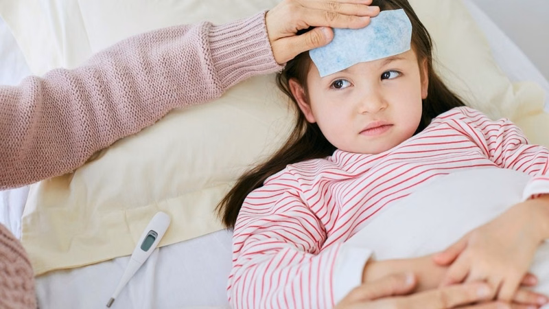 Bác sĩ kiểm tra sức khỏe và tư vấn cho người bệnh sốt xuất huyết trong giai đoạn hồi phục