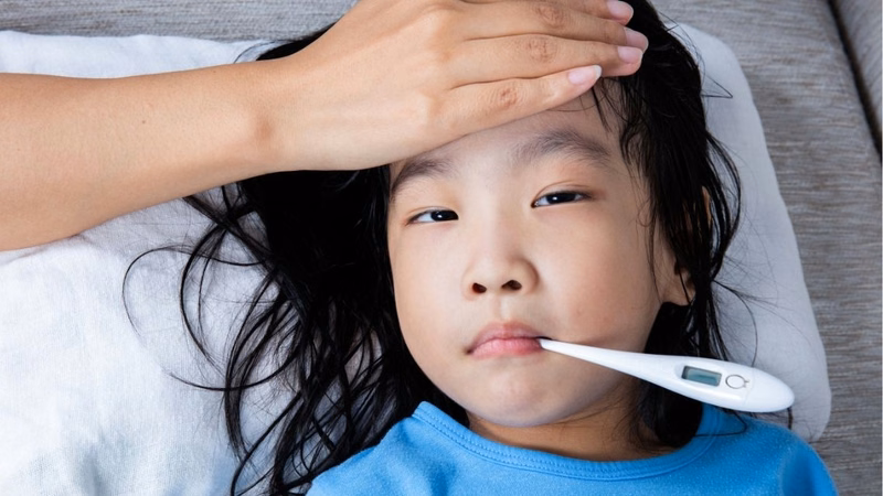Bệnh nhân sốt xuất huyết bị sốt cao liên tục khó hạ cần được theo dõi sát thân nhiệt