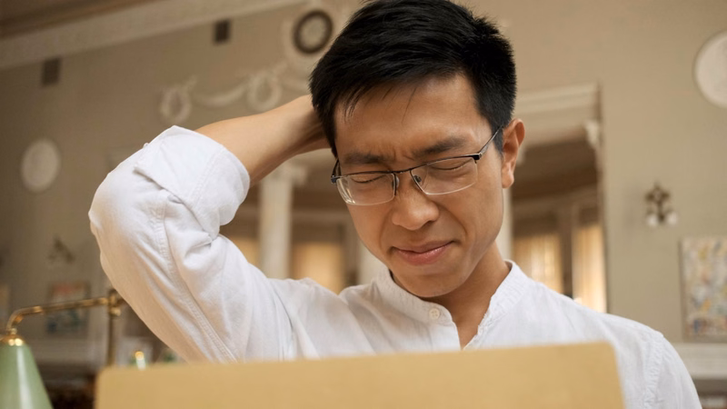 Người nhân viên văn phòng mệt mỏi vì căng thẳng công việc kéo dài gây áp lực lên tim mạch