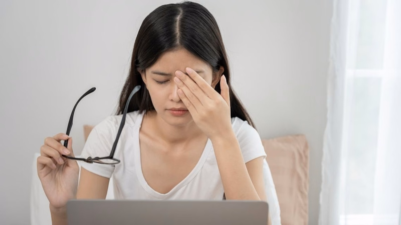 Thói quen làm việc hợp lý giúp hỗ trợ khả năng điều tiết của mắt và giảm mỏi mắt