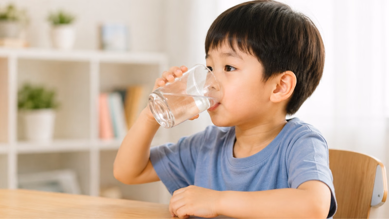 Hệ tiêu hóa của trẻ nhỏ khi uống sữa công thức và các yếu tố ảnh hưởng