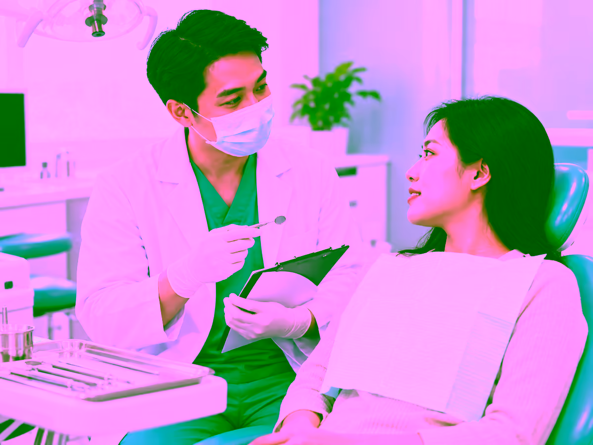 Nha sĩ thăm khám tổn thương ở nướu răng