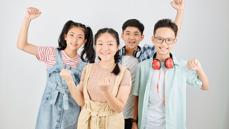 Cha mẹ theo dõi khẩu phần ăn và sự phát triển thể chất của trẻ trong giai đoạn dậy thì