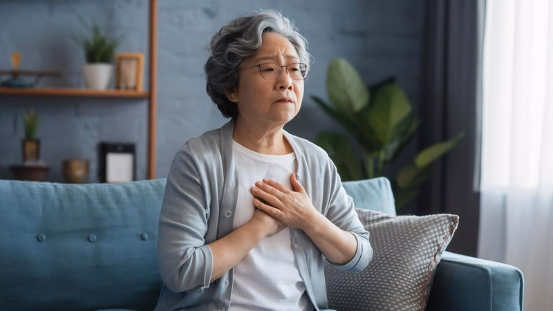 Người bệnh theo dõi sức khỏe và ghi chép chỉ số sau khi uống thuốc điều trị tăng huyết áp
