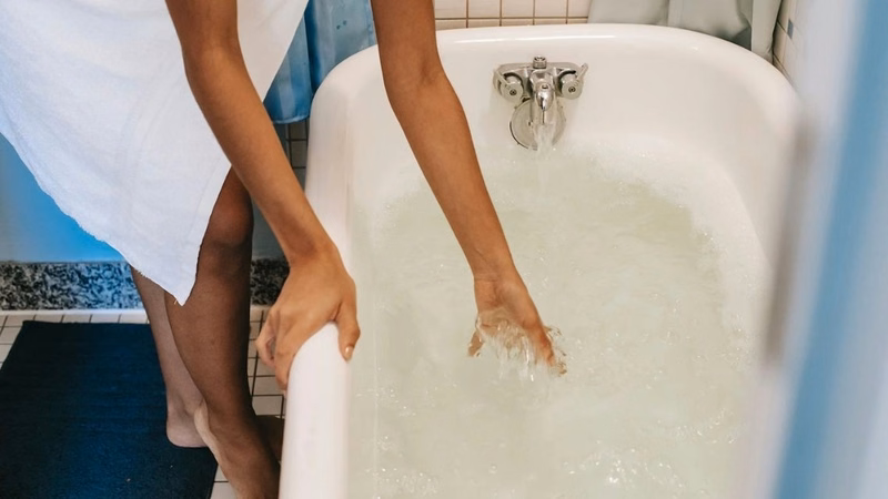 Hướng dẫn pha rượu thảo dược với nước ấm để ngâm chân tay an toàn
