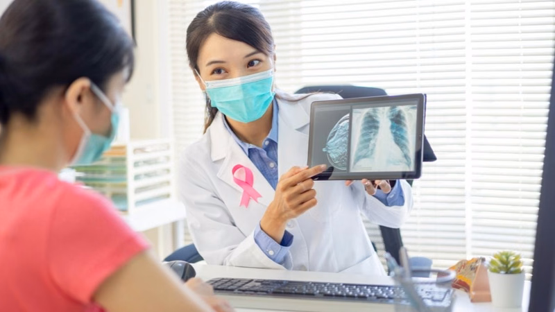 Kỹ thuật viên hướng dẫn chụp nhũ ảnh tầm soát ung thư vú