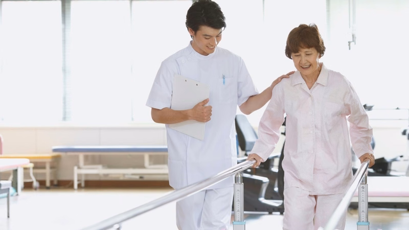 Người bệnh kiên trì tập đứng thăng bằng hỗ trợ phục hồi vận động sau đột quỵ
