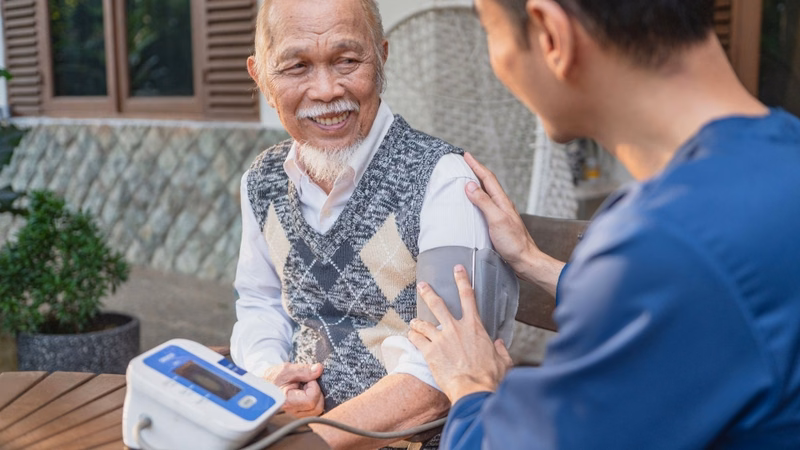 Hướng dẫn phòng tránh té ngã cho bệnh nhân sau tai biến mạch máu não khi di chuyển