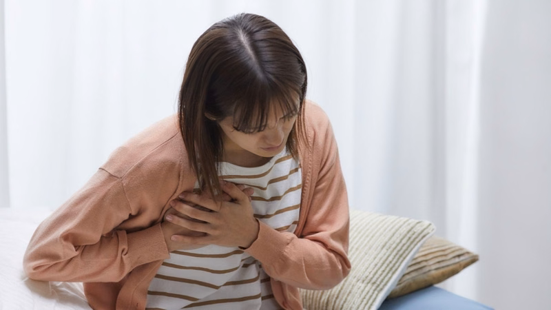 Tư thế ngồi thẳng lưng hỗ trợ người bệnh tập nuốt an toàn sau đột quỵ