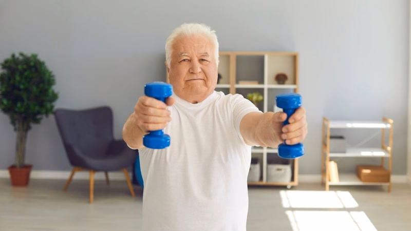 Người thân hỗ trợ người bệnh đột quỵ tập giữ thăng bằng và đi bộ