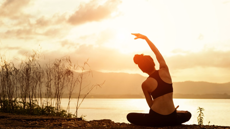 Hình ảnh người tập luyện các tư thế yoga hỗ trợ tiêu hao calo và giảm cân