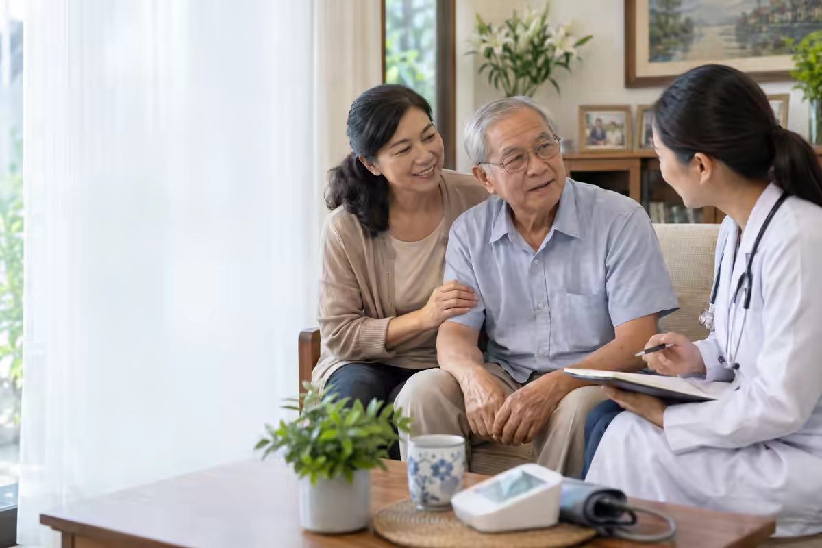 Người cao tuổi cùng gia đình trao đổi với bác sĩ về những thay đổi sức khỏe