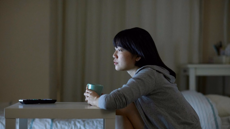 Người phụ nữ mệt mỏi vì thói quen thức khuya và làm việc quá sức