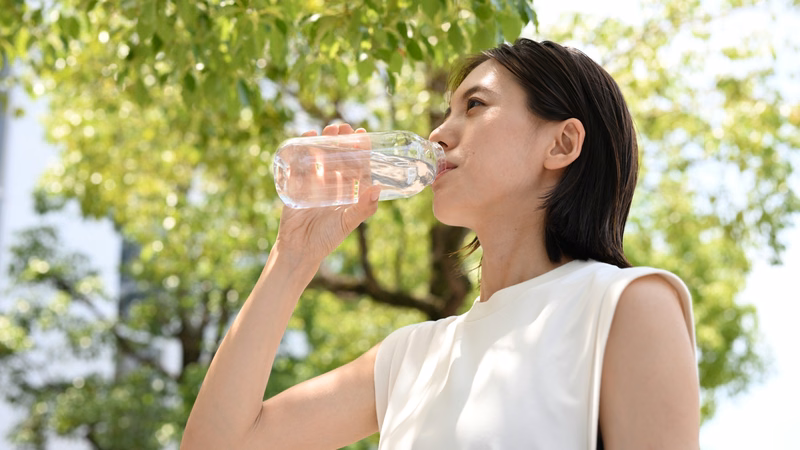 Đi bộ nhẹ nhàng sau bữa tối hỗ trợ tăng cường độ nhạy insulin và ổn định đường huyết