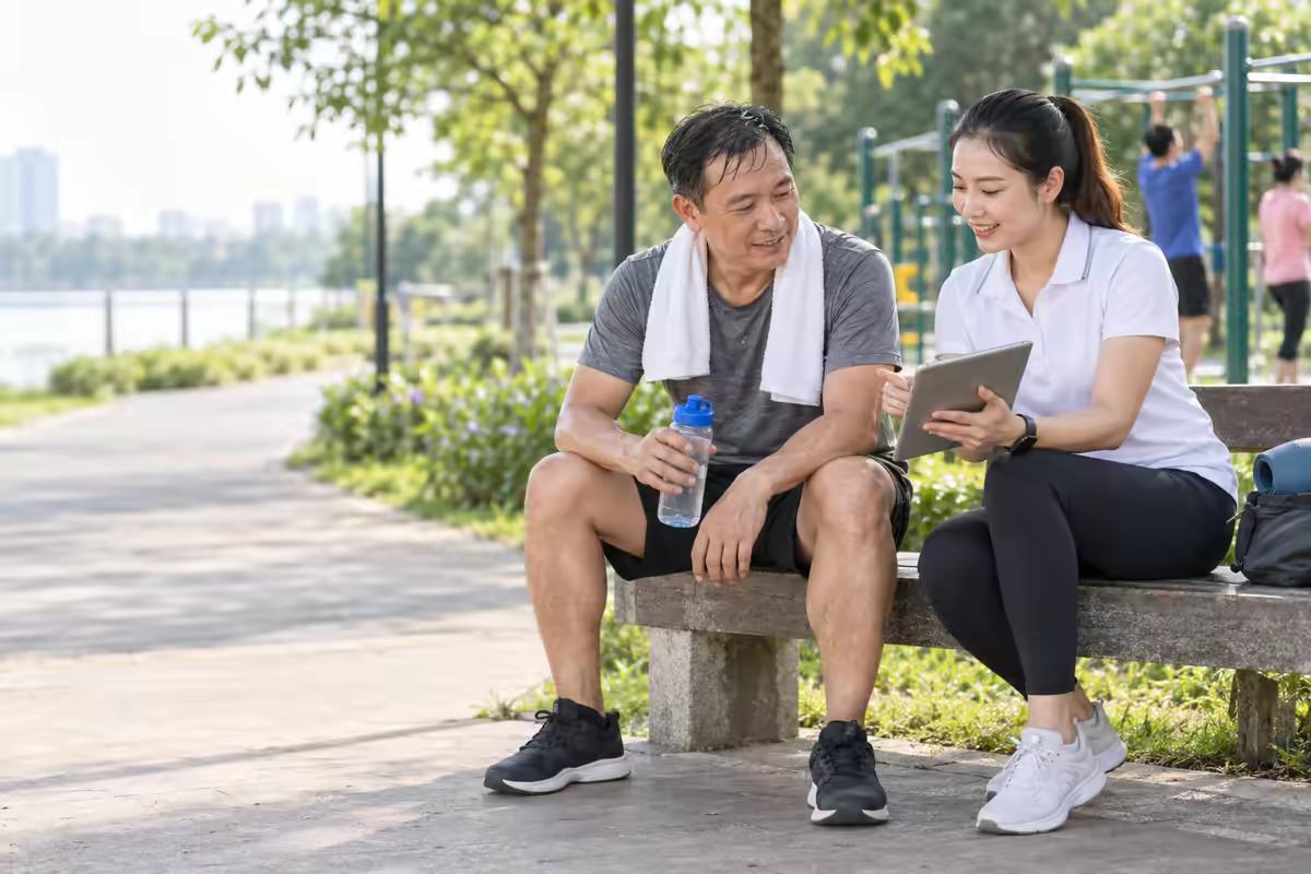 Người tập thể thao nghỉ hồi phục và được hướng dẫn uống nước an toàn