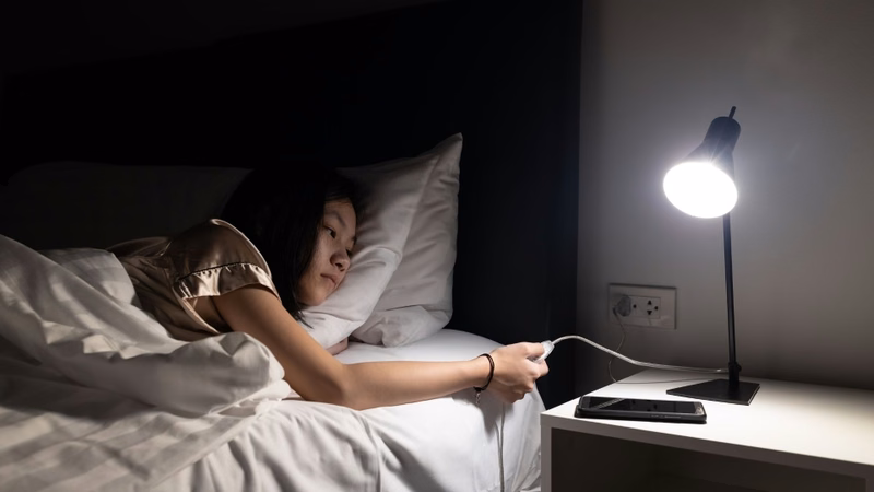 Giảm tiếp xúc ánh sáng và thiết bị điện tử vào buổi tối để kích thích tiết melatonin tự nhiên