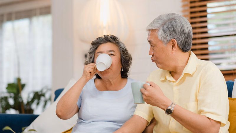 Người cao tuổi bổ sung đủ nước và duy trì chế độ ăn uống hợp lý trong thời tiết nắng nóng mùa hè