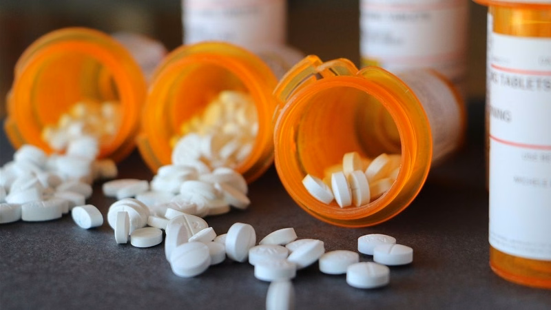 Bác sĩ tư vấn cho người bệnh về các nhóm thuốc ARV trong điều trị HIV