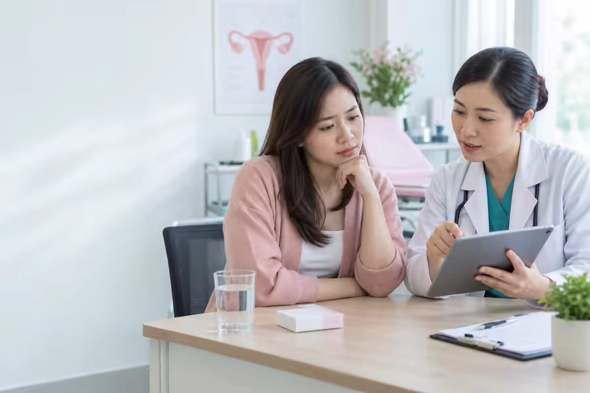 Phụ nữ trao đổi với bác sĩ về việc nôn sau khi uống thuốc tránh thai