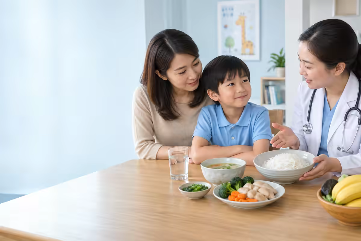 Cha mẹ được bác sĩ hướng dẫn chế độ ăn mềm cho trẻ đang hồi phục thủy đậu