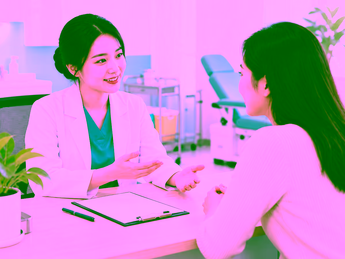 Nhân viên y tế tư vấn tiêm vắc xin Gardasil