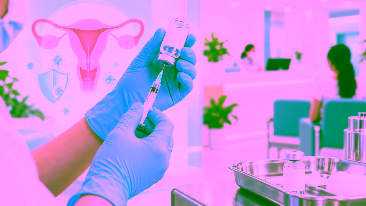 Nhân viên y tế chuẩn bị vắc xin HPV tại trung tâm tiêm chủng