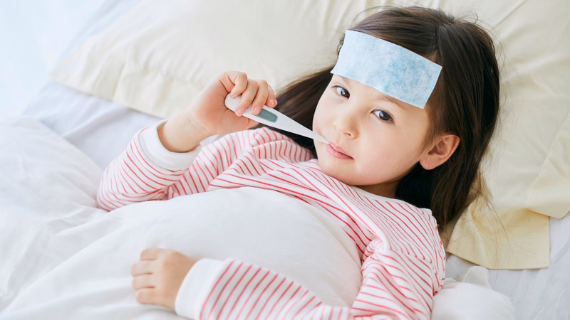 Bác sĩ kiểm tra sức khỏe và hướng dẫn phụ huynh theo dõi phản ứng sau tiêm cho bé