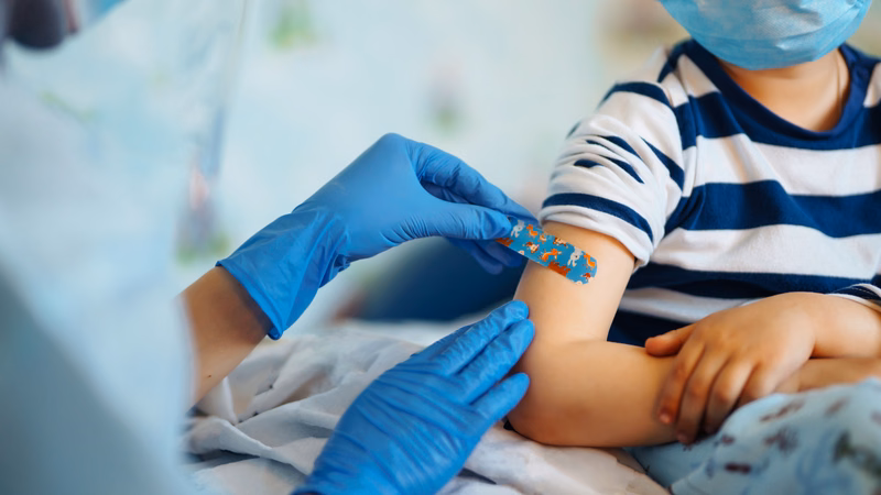 Nhân viên y tế thực hiện tiêm chủng vắc xin an toàn cho trẻ nhỏ tại cơ sở y tế