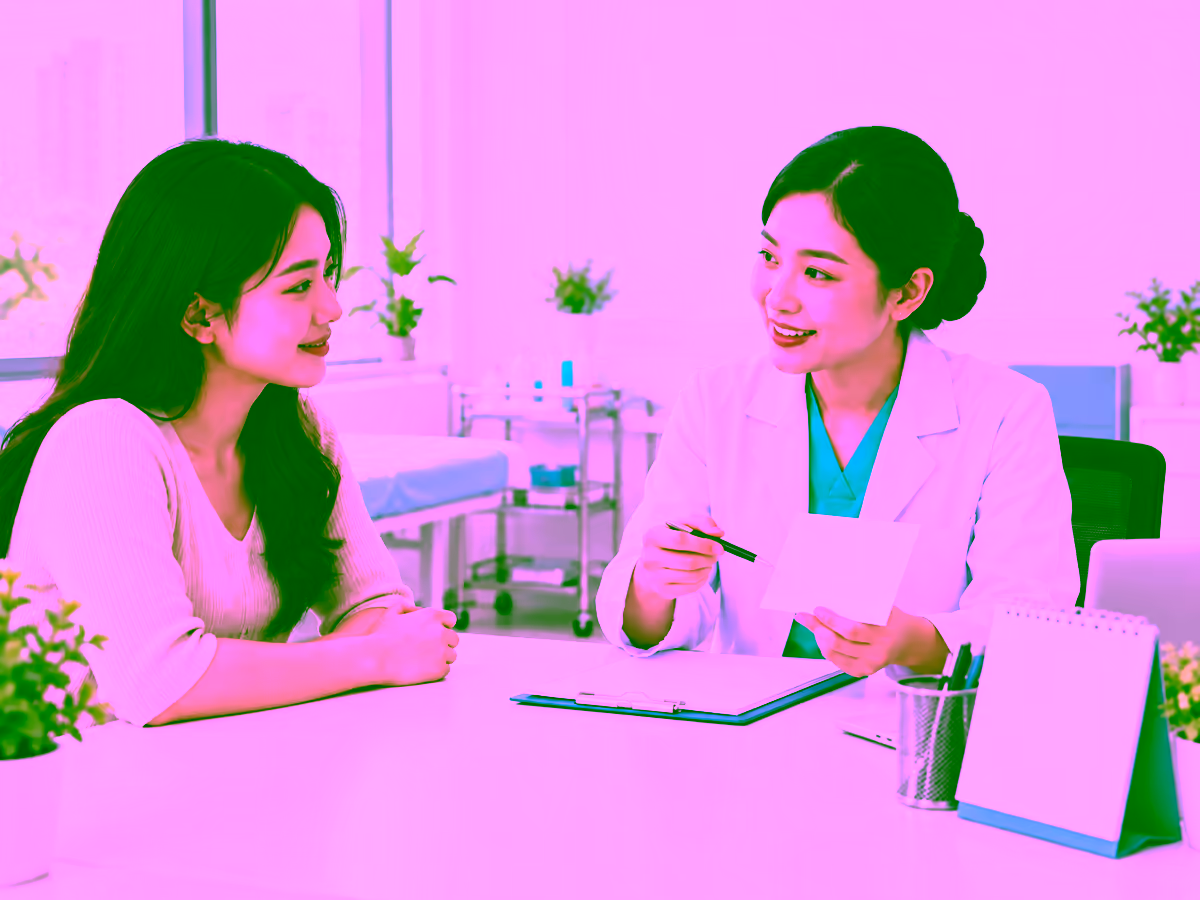 Nhân viên y tế tư vấn tiêm vắc xin Gardasil