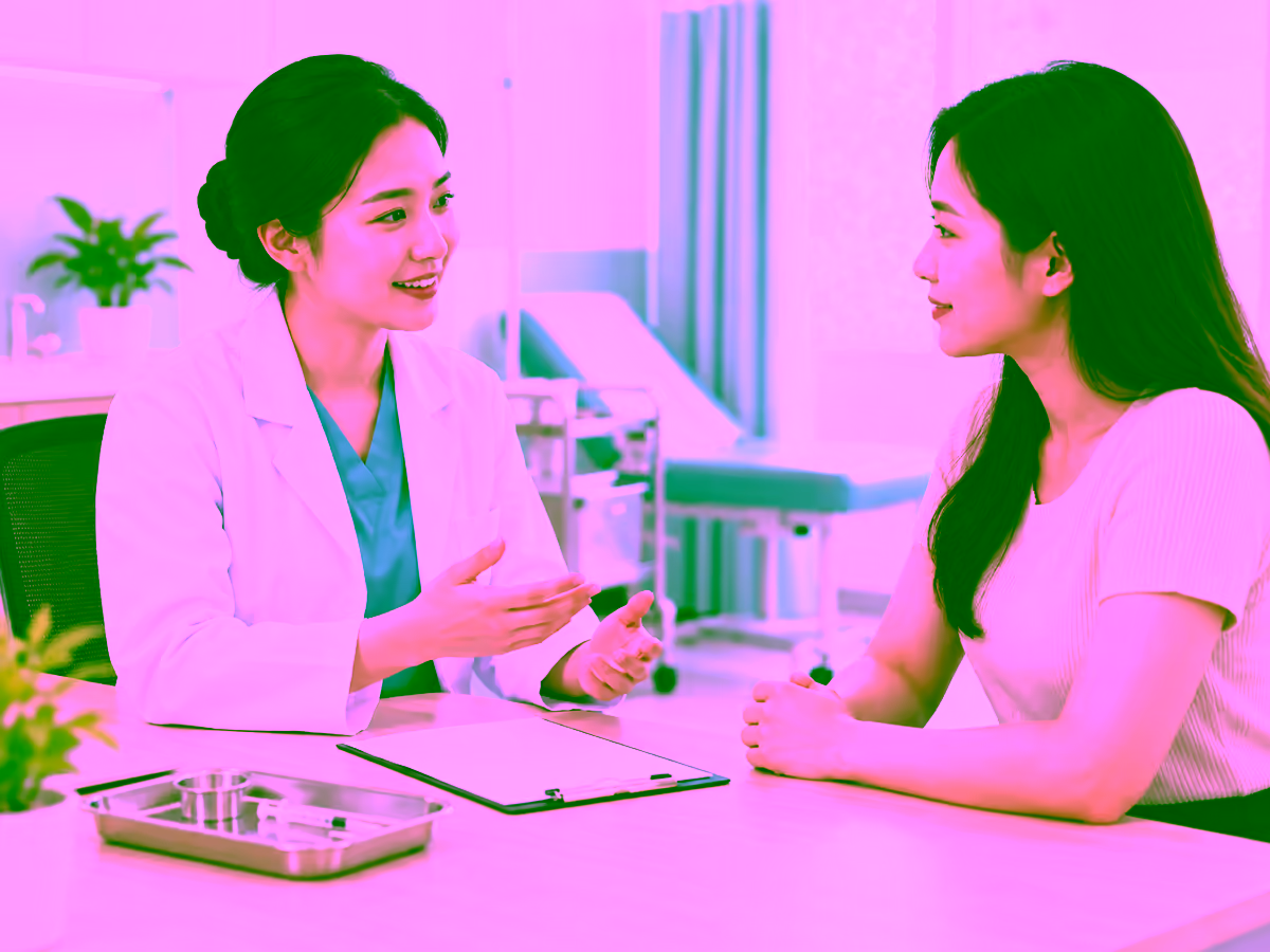 Nhân viên y tế tư vấn tiêm vắc xin HPV