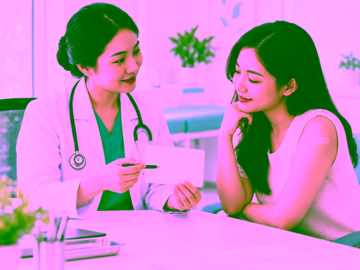 Nhân viên y tế tư vấn lịch tiêm HPV