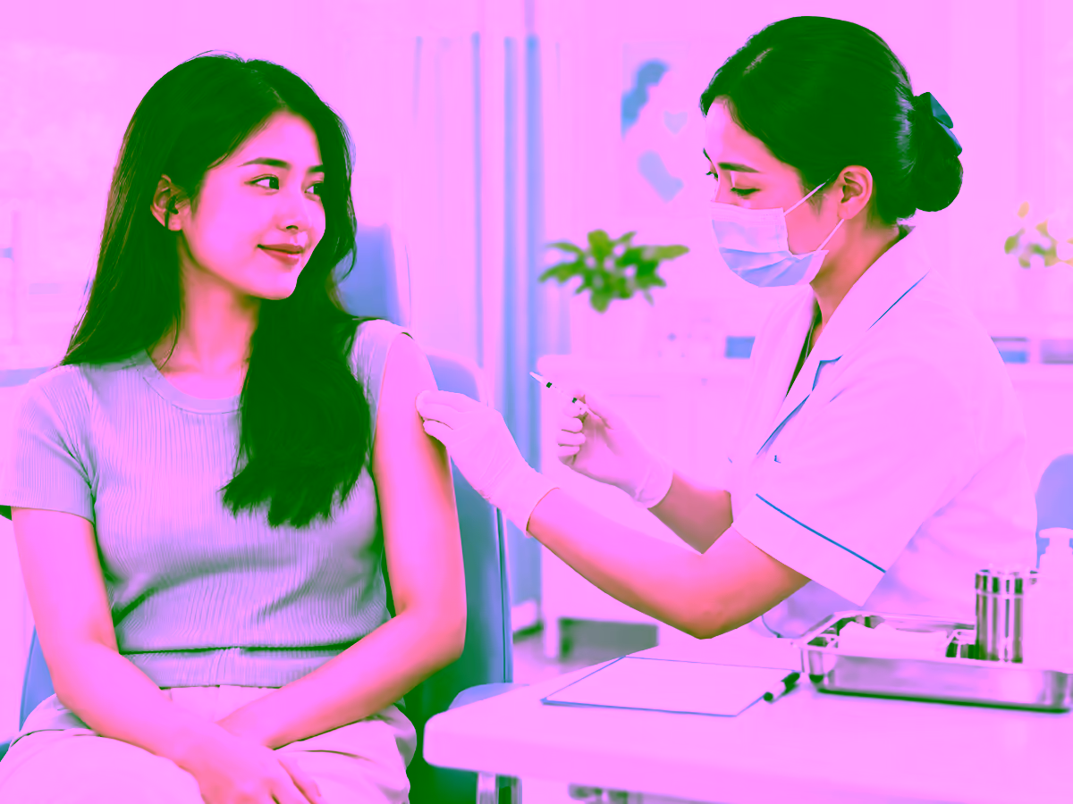 Nhân viên y tế tư vấn tiêm vắc xin HPV