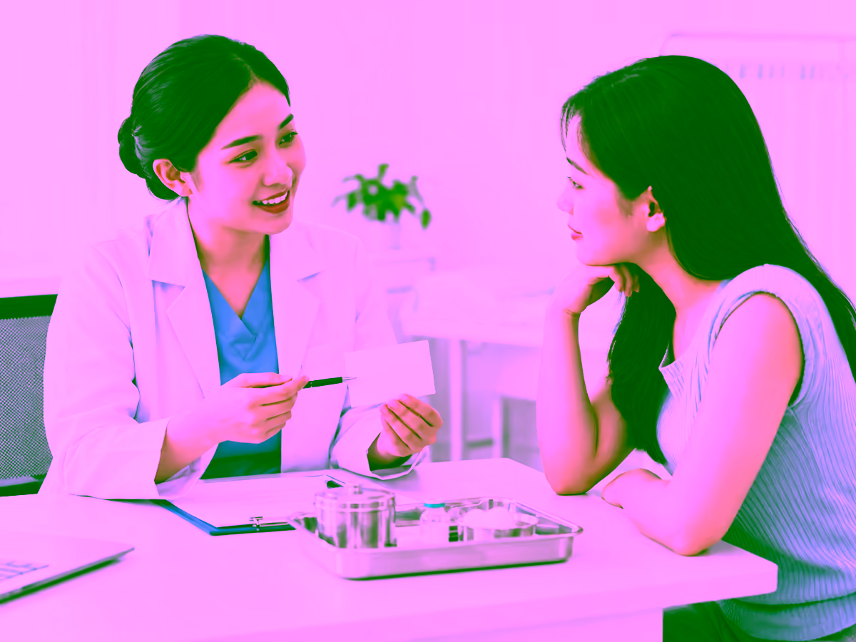 Nhân viên y tế tư vấn tiêm vắc xin HPV
