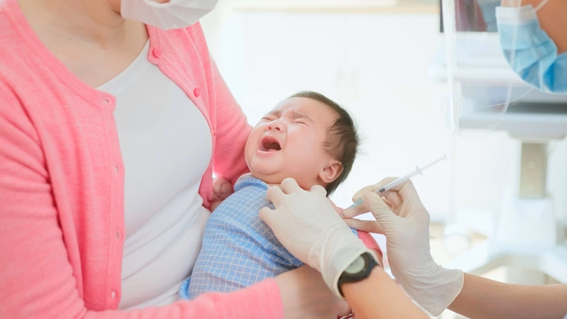 Bác sĩ tư vấn tiêm vắc xin phòng não mô cầu cho trẻ nhỏ