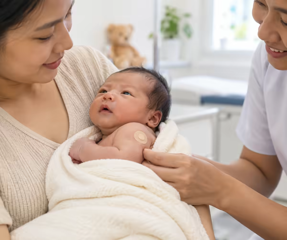 Em bé sơ sinh được chăm sóc sau tiêm vắc xin lao