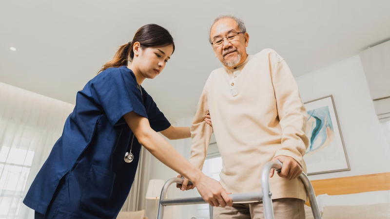 Người bệnh đột quỵ tập phục hồi chức năng dưới sự hướng dẫn của nhân viên y tế
